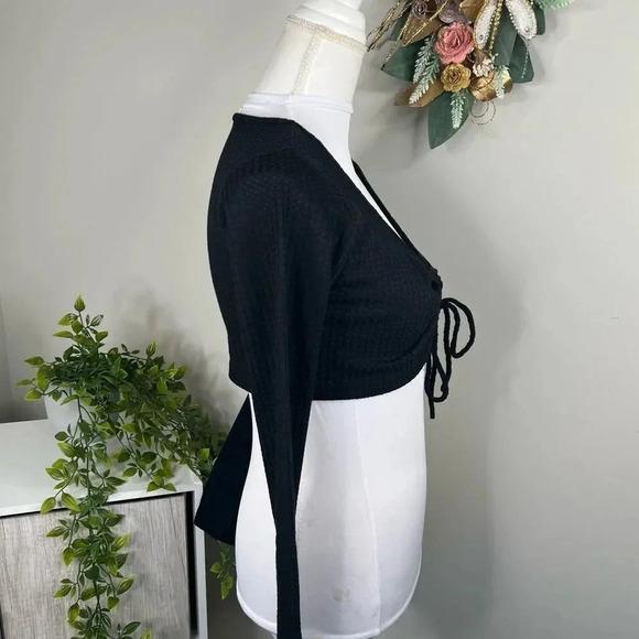 Elodie Black Knit Super Cropped Keyhole Top long Sleeve NEW Size XS - Picture 6 of 10